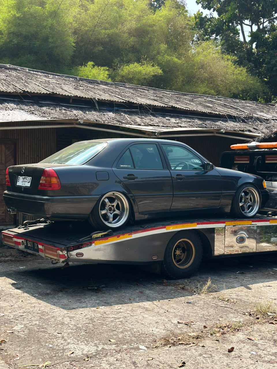 Evakuasi sedan Mercedes-Benz