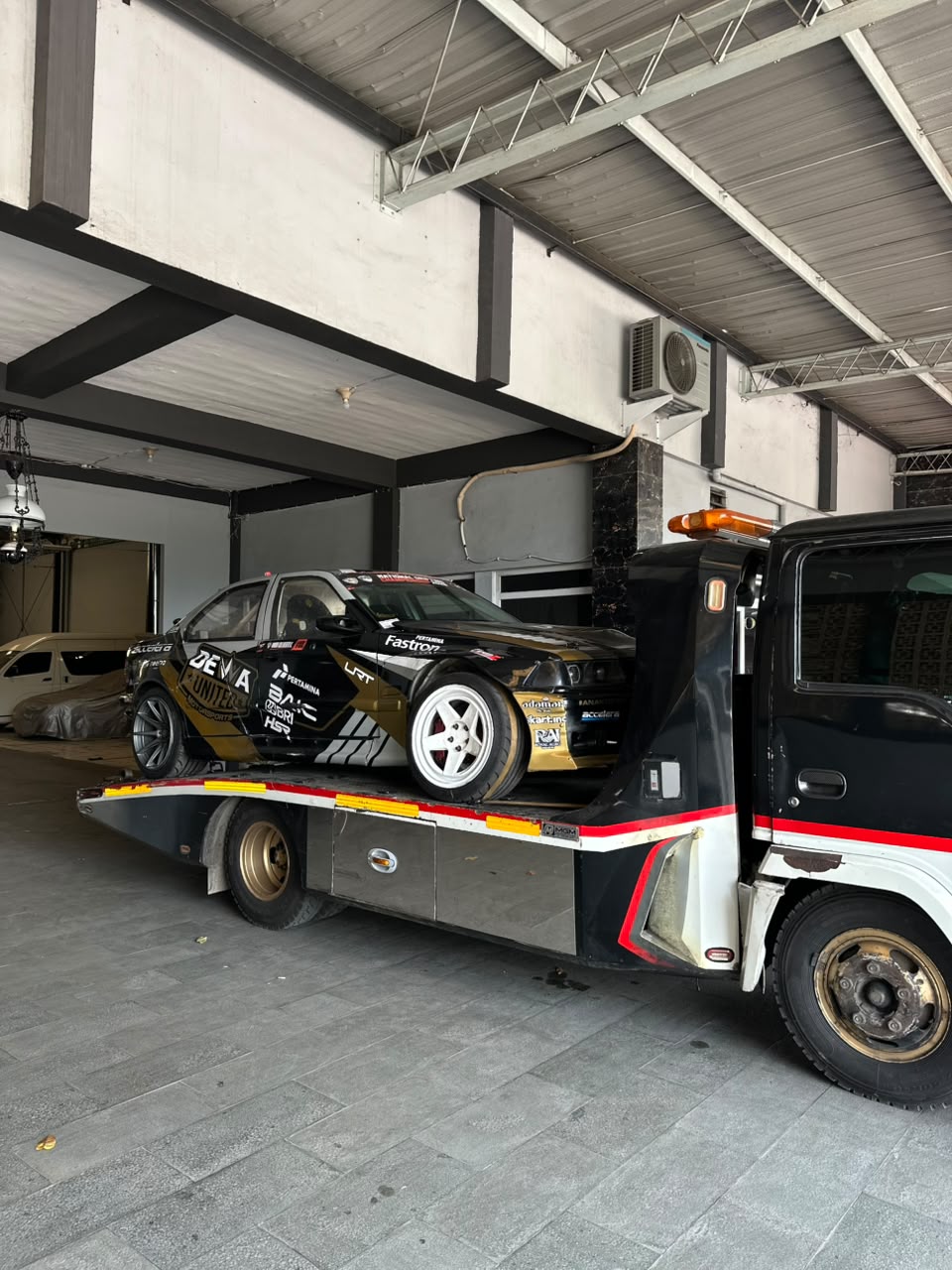 Towing mobil balap drift