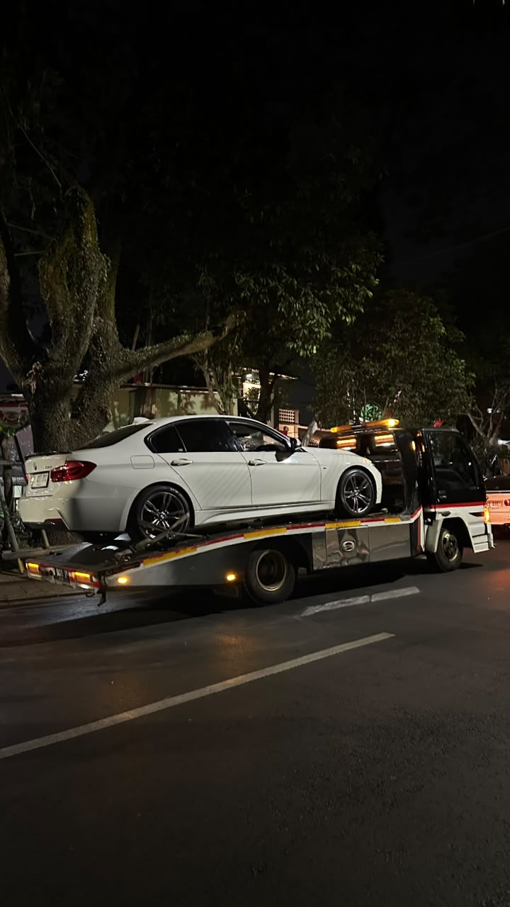 Evakuasi BMW malam hari